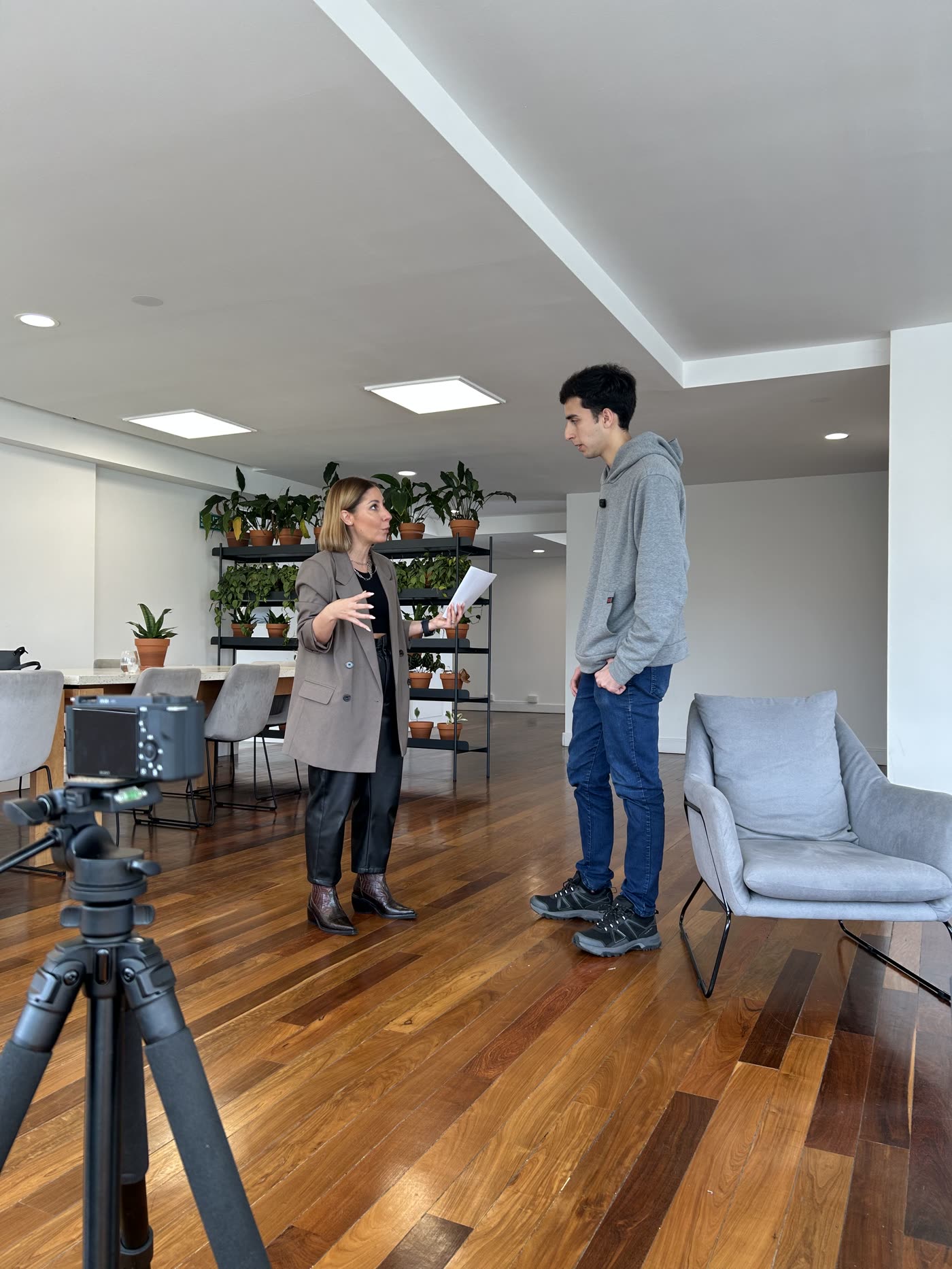Dirección dando indicaciones al equipo antes de grabar